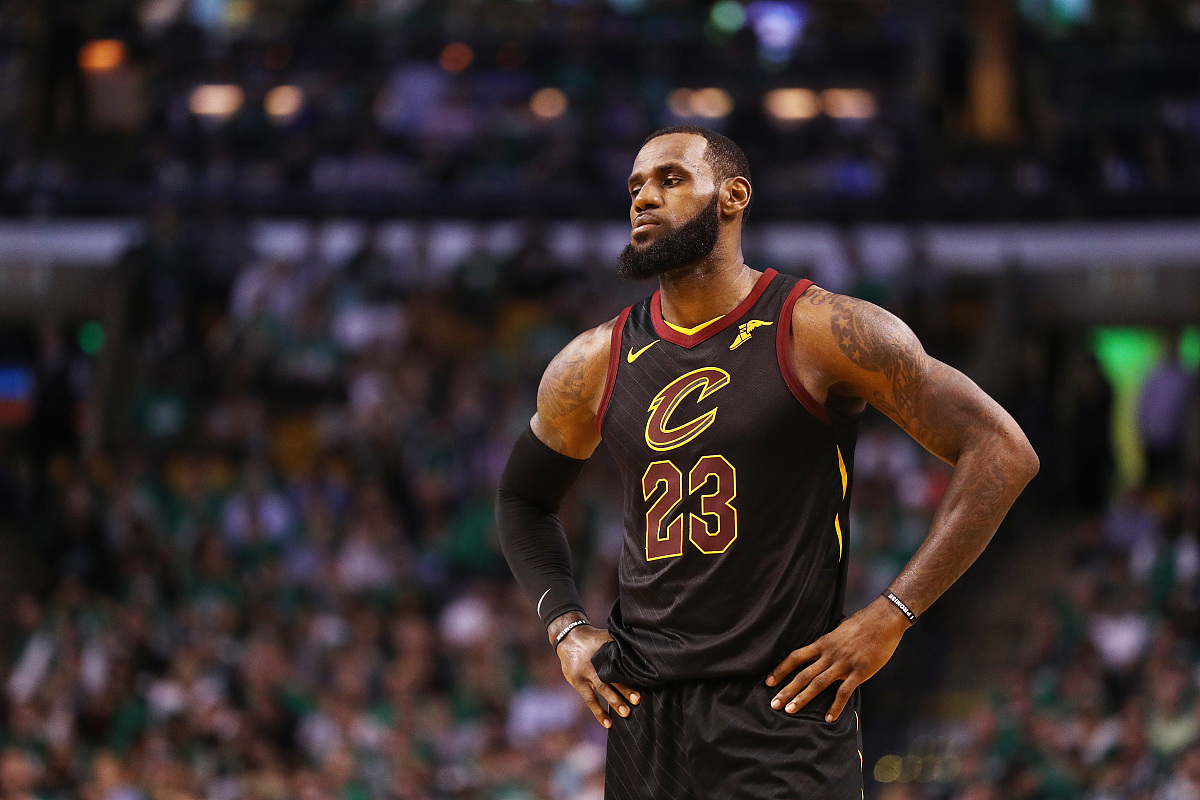 勒布朗·詹姆斯从2003年就进入NBA联盟难道他不是效力最久的球员？