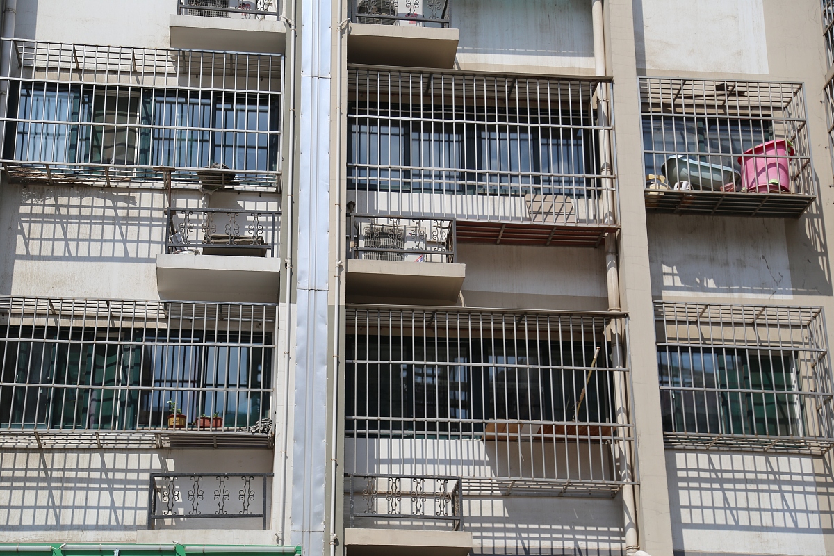 一个房间窗户外墙安装了三台外挂机算侵相邻权吗？外墙公共区但在别人正窗户的上方