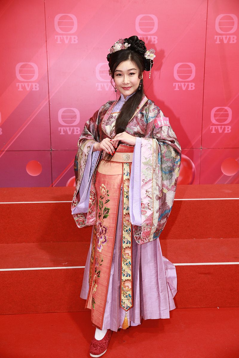 宫圈婢女服饰描绘：粉色娇梨衫、翠绿莲瓣裙，娇美动人