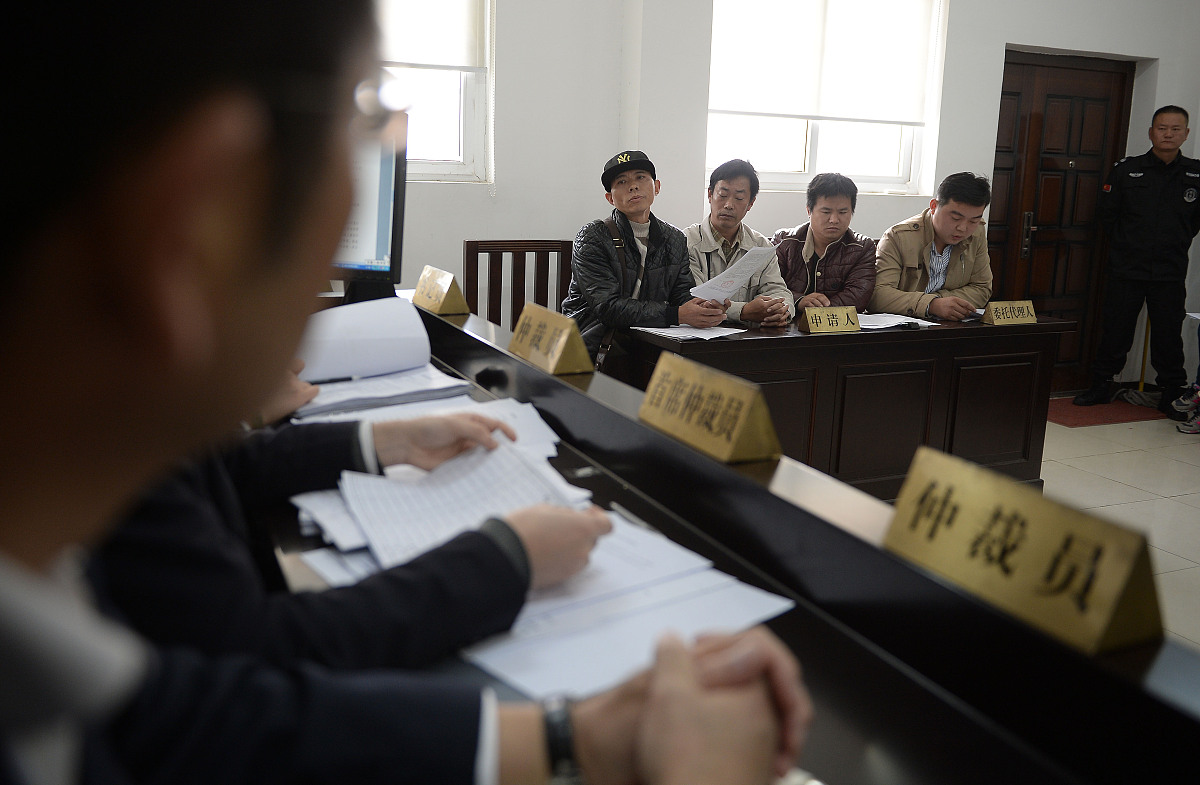 我会给你发送两段两个人的对话在发送完成后需要你整理成关于劳动争议案件管辖的、逻辑清晰、表达专业的论文