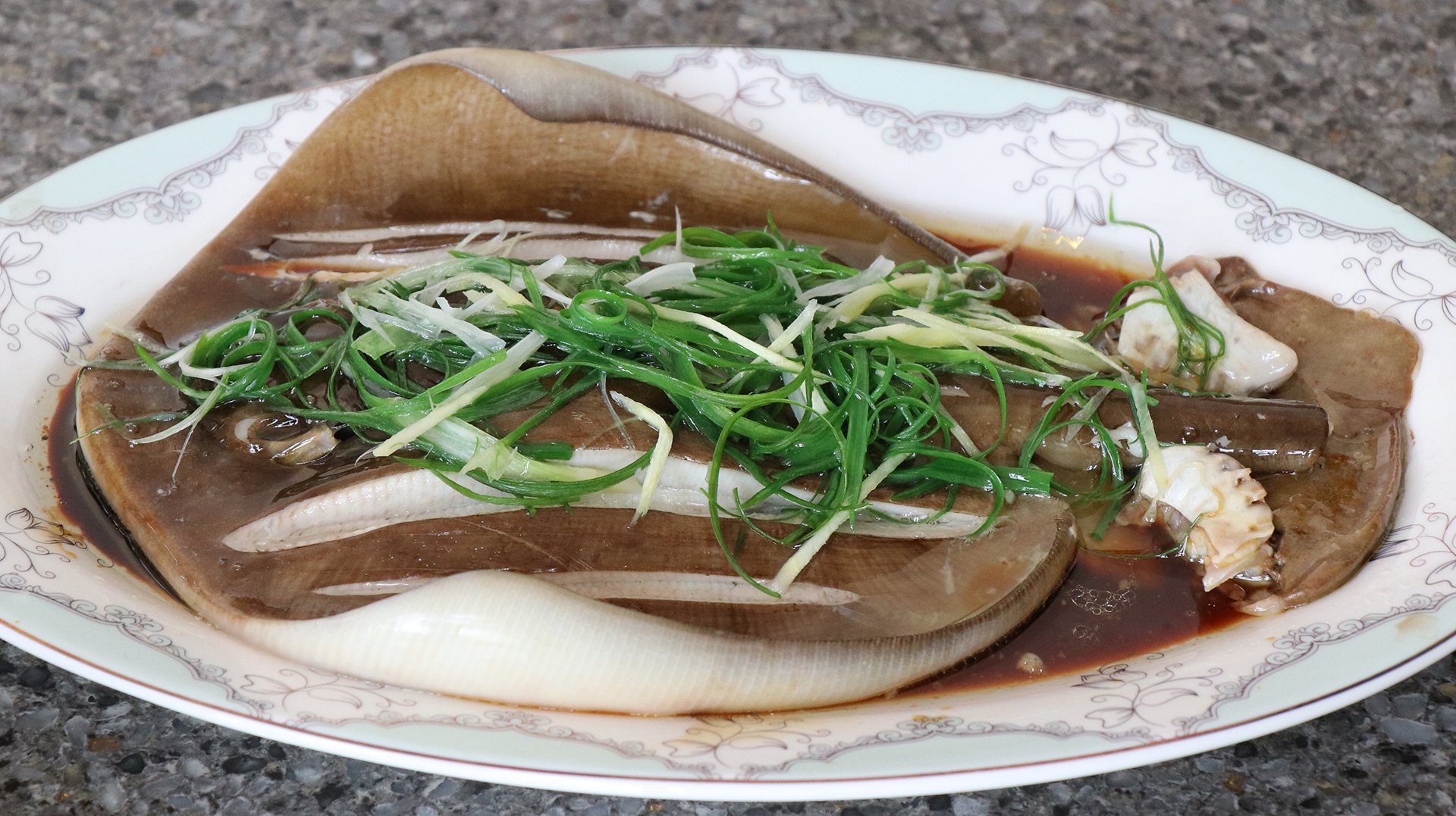 怎样做好清蒸鱼?其实方法很简单,做出来肉质鲜嫩可口,无腥味