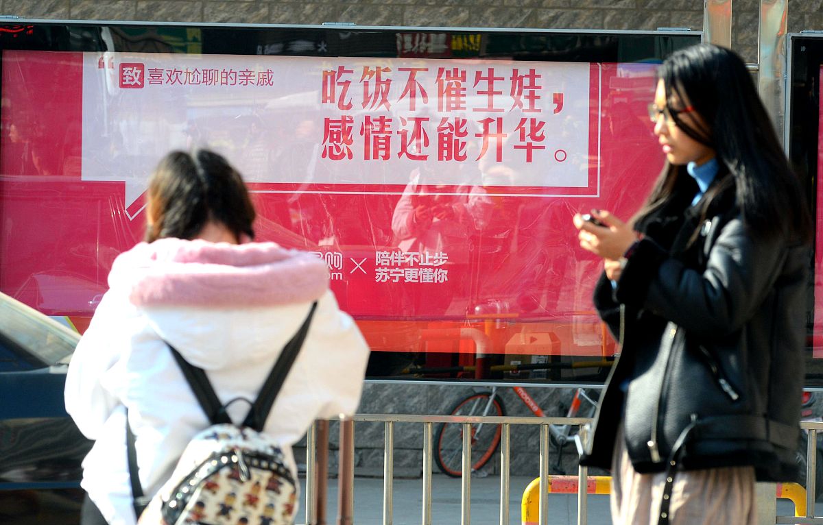 店铺叫做木头文案，微信号是 mutouxiezuo，并且说明一下我们的价格是1000字60元起步，主要帮人写各种文案，现在我需要发邮件让客户添加我的微信，帮我写信并在信中说明，拼多多不允许提到微信和论文或者是党政相关内容。请用活泼的语气来向客户推销自己