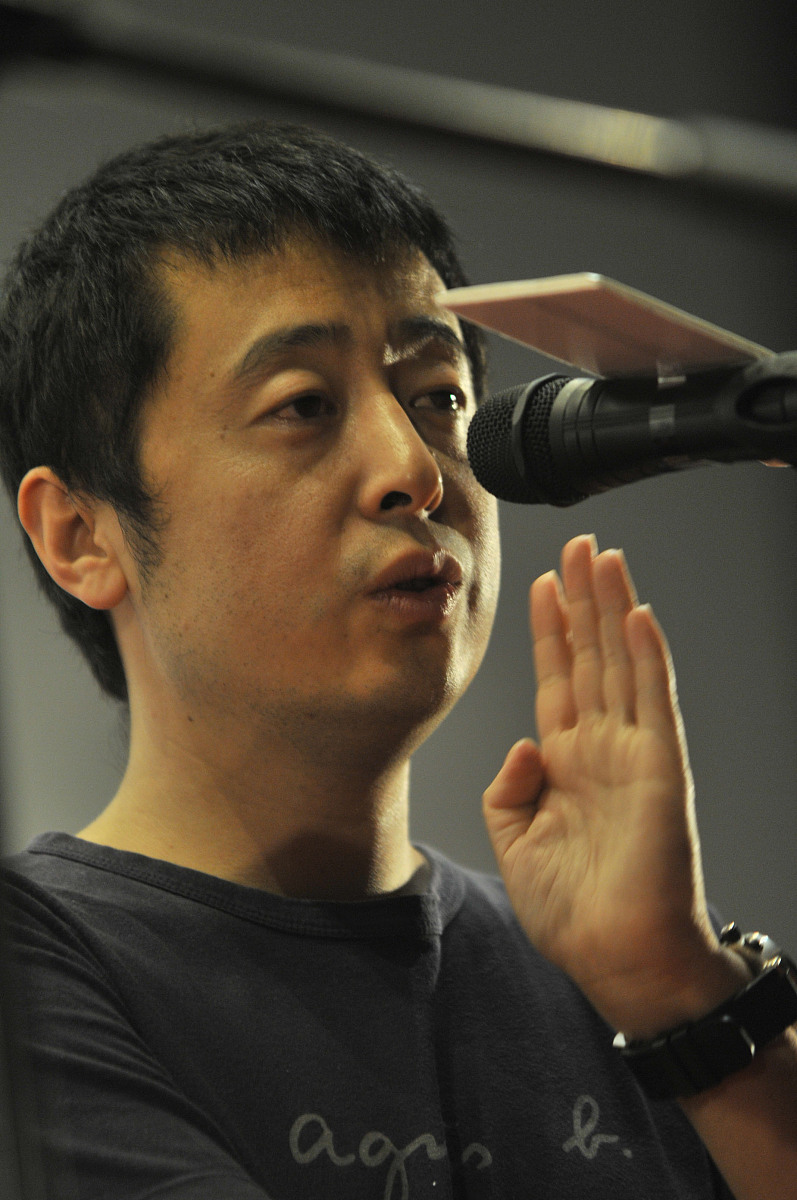 2010年7月4日,浙江宁波,电影《海上传奇》宣传发布会.  (应摄影师要求