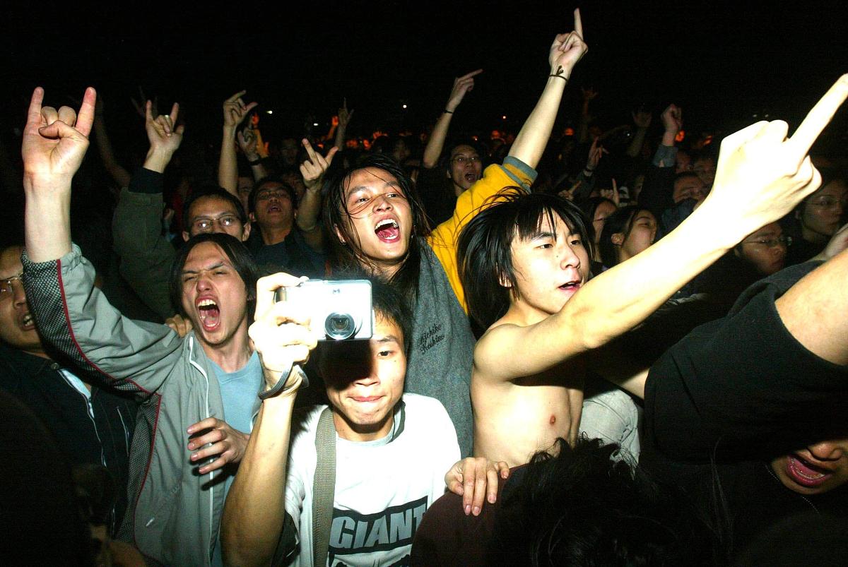 2003年12月31日,令人万纵瞩目的新年摇滚音乐会在广州时代玫瑰园举行.