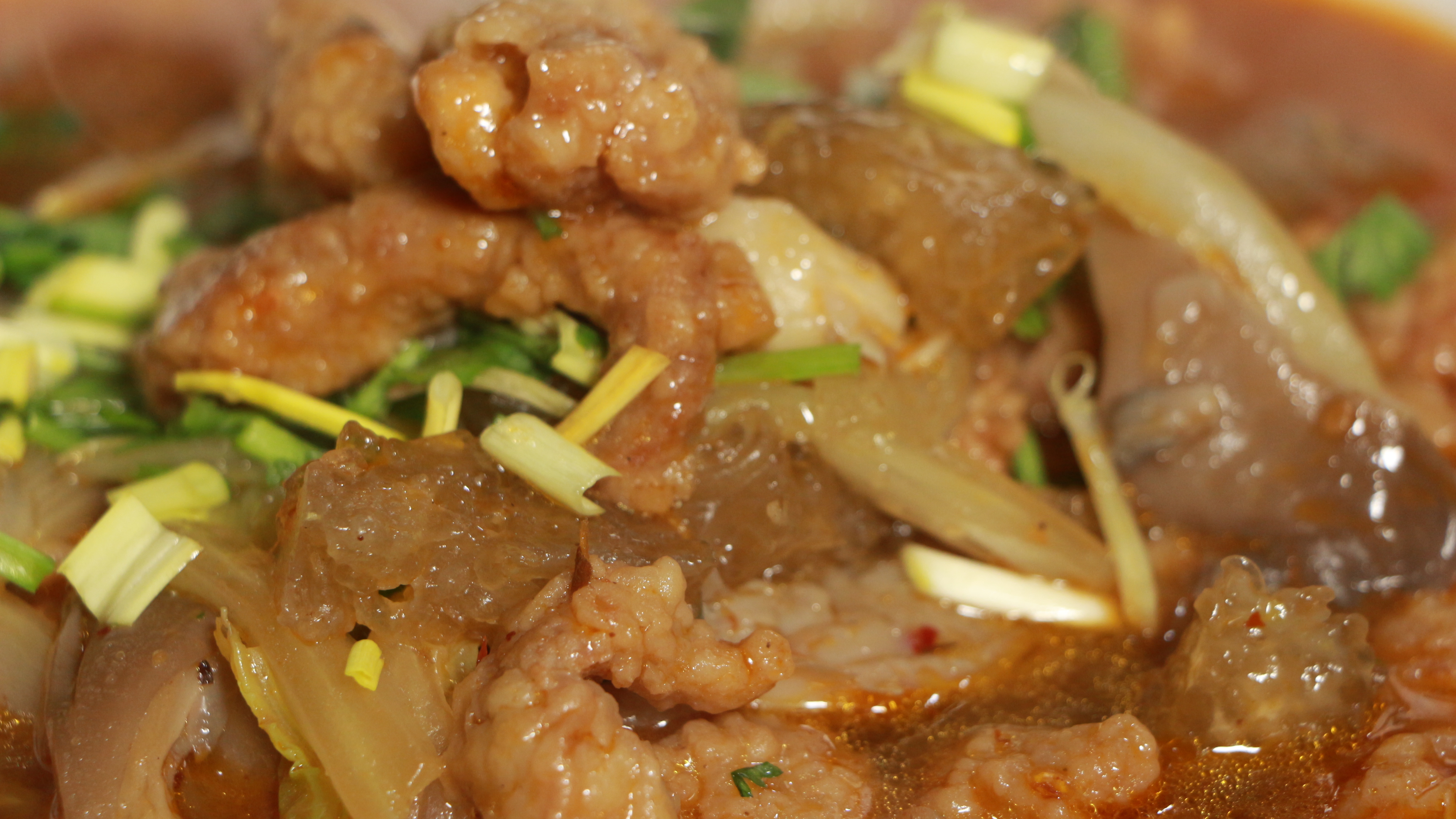 换一种小酥肉的做法,和白菜蘑菇一起吃,下酒又下饭超级好吃