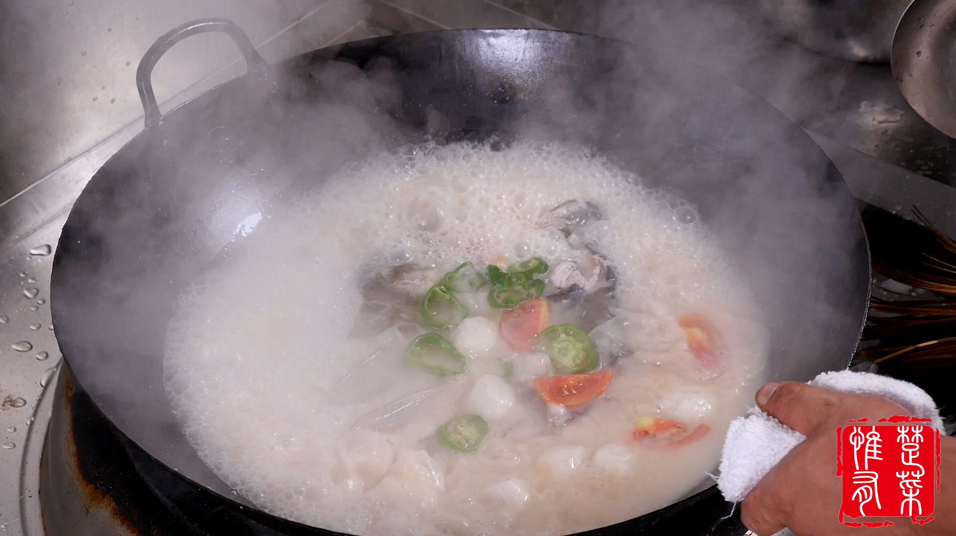 胖头鱼这样吃一点都不浪费!鱼骨熬汤,鱼肉做鱼圆,鱼头炖着吃!