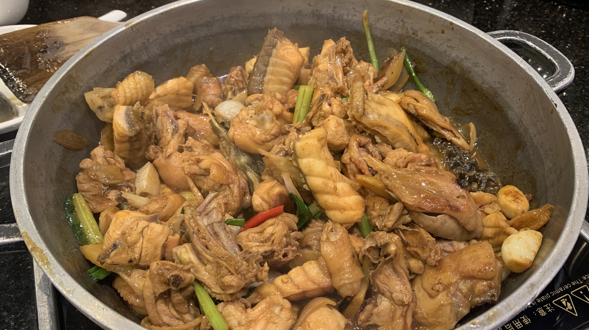 实拍广东特色大鱼脆肉鲩鱼,只用6斤大鱼焖煮,顾客吃鱼都说爽脆