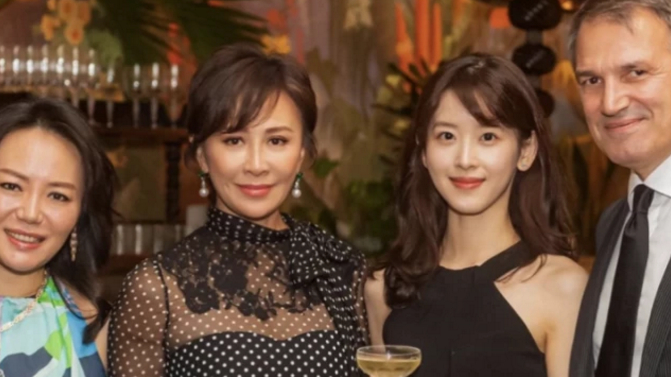 【章泽天学校举办入学晚餐,她精心打扮出席】10月6日凌晨,章泽天晒出了学校组织的入学晚餐视