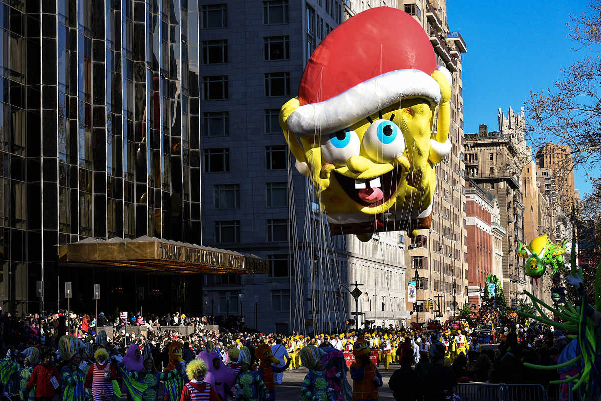 who lives in a pianapple under the sea