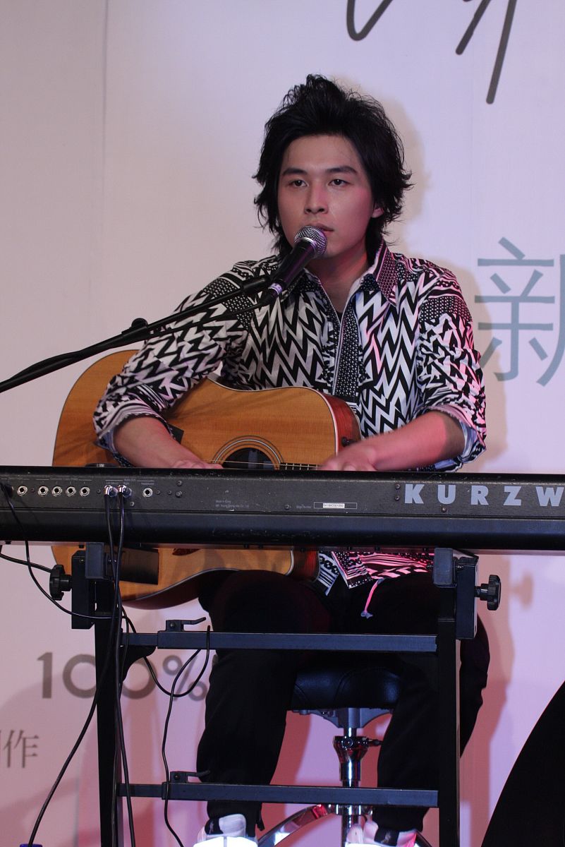 2010年8月10日,北京,专辑《谢谢你的美好》记者会.严爵+++_+++谢谢你
