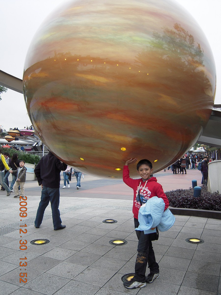 2010年1月6日讯,香港,"天籁小神童"徐杰日前前往迪斯尼乐园游玩.***_*