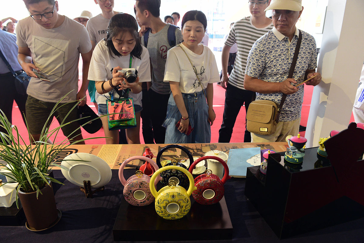 2018年6月15日,江苏扬州,展会上市民观看展览,玉器,漆器,瓷器等展品吸