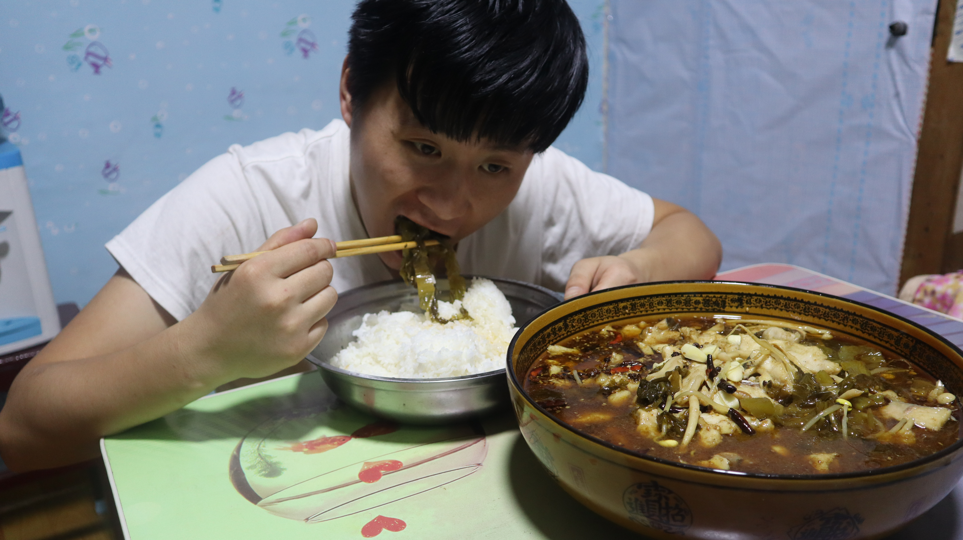 三斤多重白鲢小伙做盆酸菜鱼,配上一盆米饭这下吃爽了