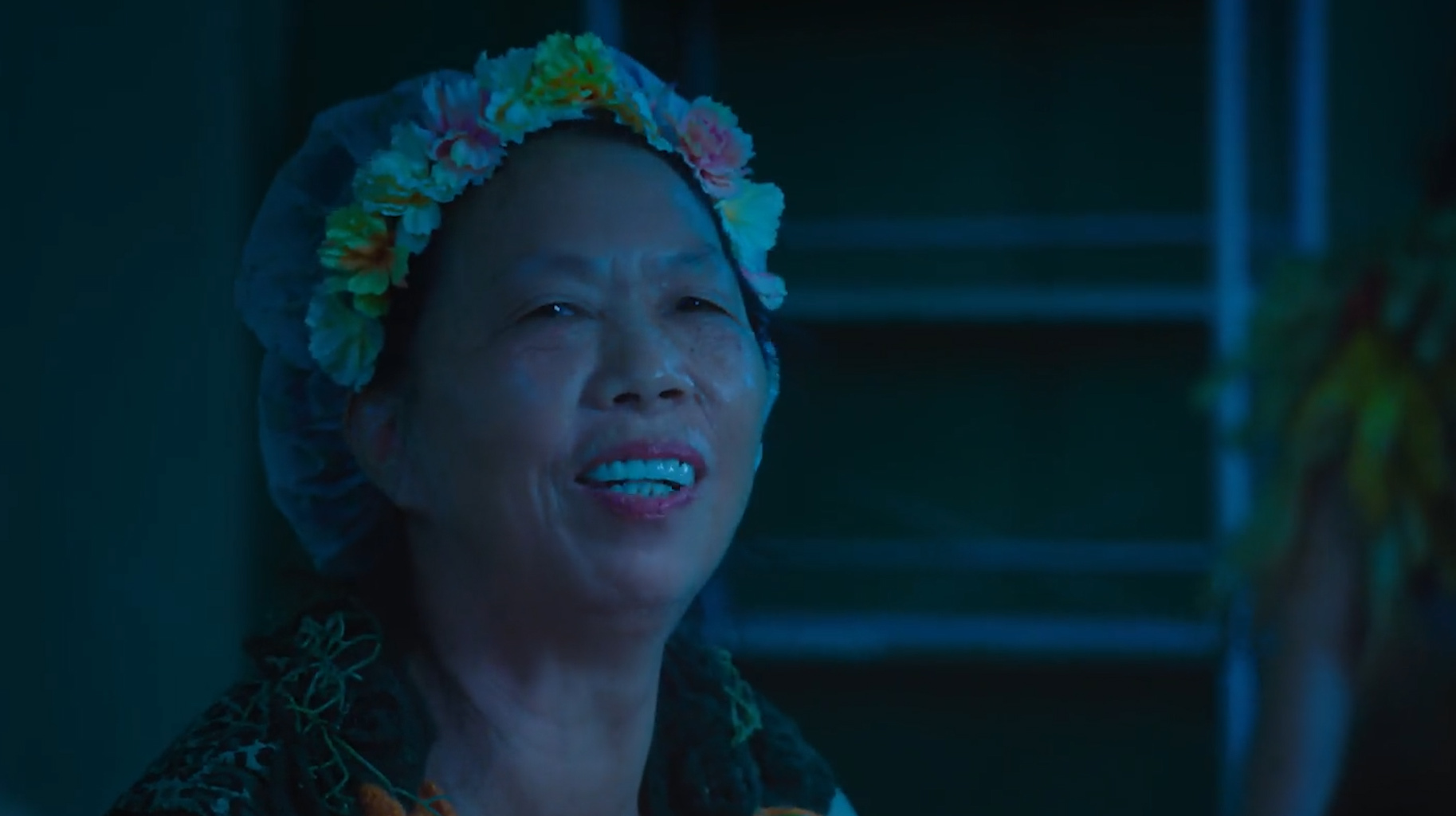 见过八哥穿裤子吗?大妈和男主角的搞笑对话,网友:大妈口才真好