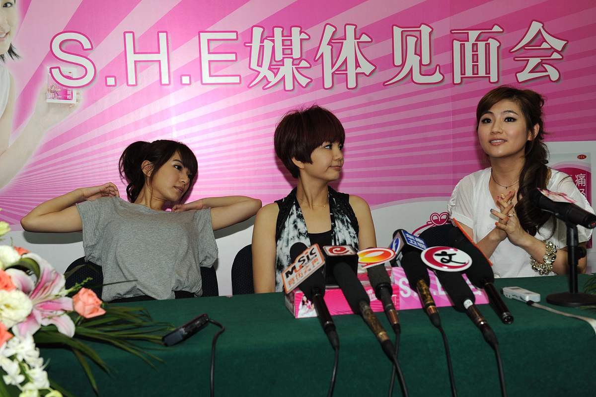 2010年6月25日,北京,台湾人气组合she出席第八届"中国大学生广告艺术