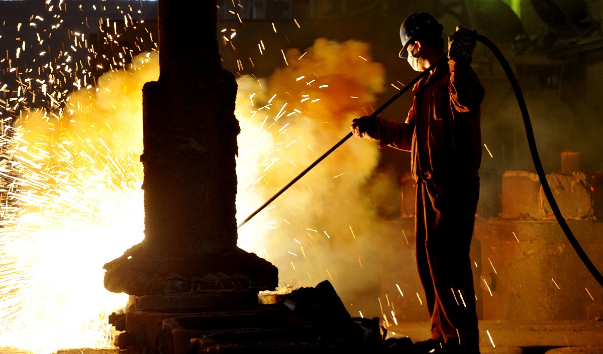 作为炼钢厂调度张对于工作方面的情况从炼钢、精炼、连铸等方面进行详细说明写3000字