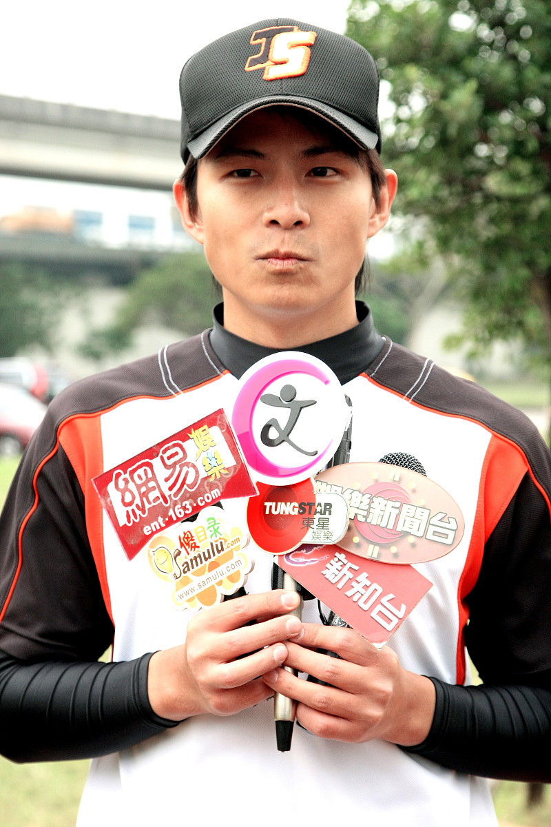 2008年11月19日,台北,"<strong>j</strong>-star"棒球队为月底的公益棒球赛暖身.