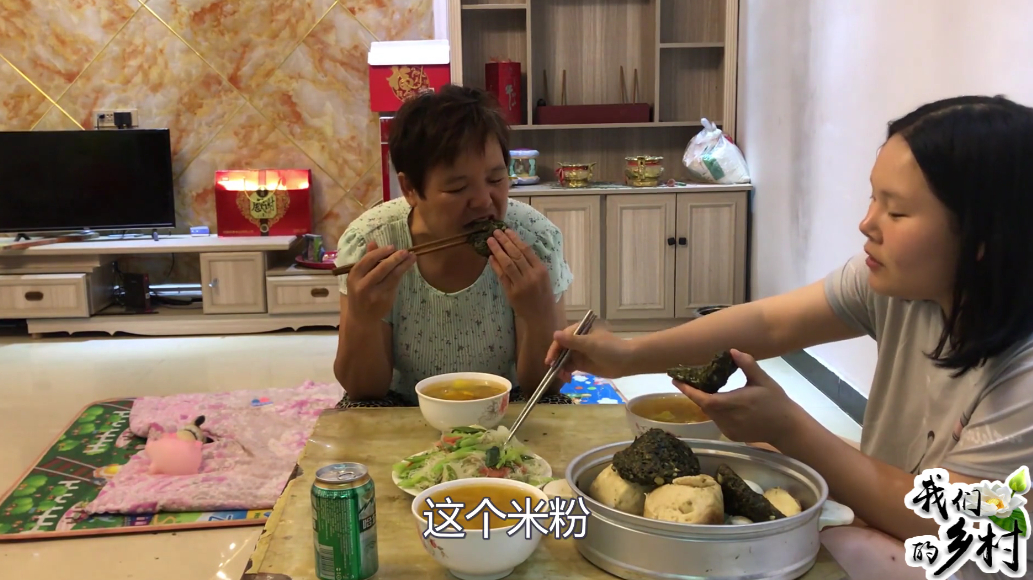 农村婆婆用红薯叶做窝窝头,搭配南方炒米粉吃,儿媳:咱南北结合