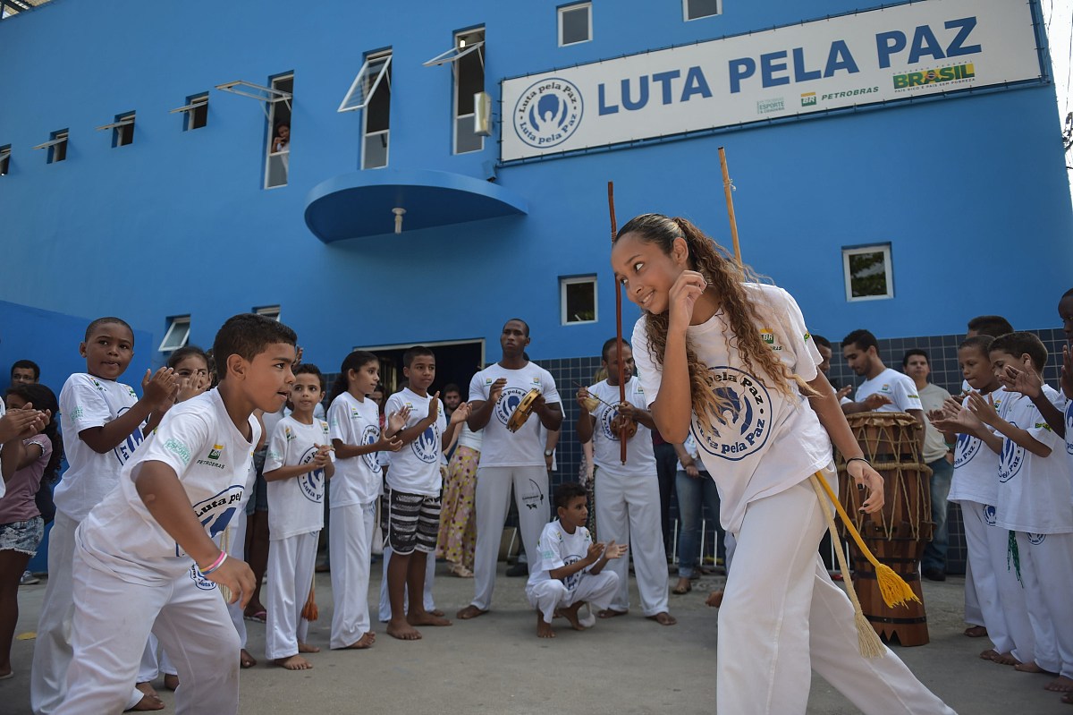 遇到强拆如何报警｜遭遇强拆可以向媒体曝光吗英语？要求：创建一篇1500至2000字的解决方案