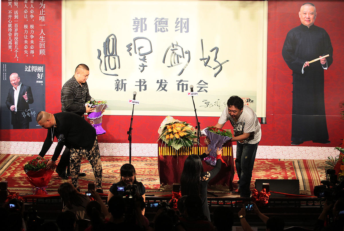 三句半2000字有趣活泼青春有创意学习生活篇成绩荣誉篇赞美学校篇感恩师长篇展望未来篇每个主题写四行把学校的一些文化写进去比如学校在八斗丘班主任老师叫刘增光一个老师是吕老师两个成绩优异的同学叫李灿王思博开头要有创意然后要有让观众记忆的点班级举办过很多活动差不多都是一等奖中考毕业那一天大部分押韵