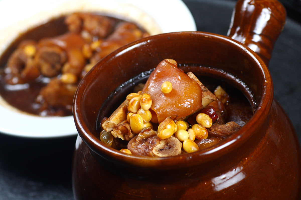 请根据下面的文案写一份相似的模板 描述更有代入感和诱惑力文字数量大致相同：我告诉你哦炖猪蹄如果你直接下锅炖那就是大错以后你就像我这样做炖出来的猪蹄软烂入味和豆腐一样嫩猪蹄冷水下锅放葱姜料酒煮出血末后捞出然后加温水清洗一遍这才是炖猪蹄软烂的关键油热下入猪蹄煸炒过的猪蹄吃起来更香炒到表面微焦加入泡好的黄豆葱姜干辣椒调味就用这个黄焖酱汁用它还可以做黄焖鸡黄焖牛肉都很好吃加开水没过猪蹄盖盖小火炖40分钟最