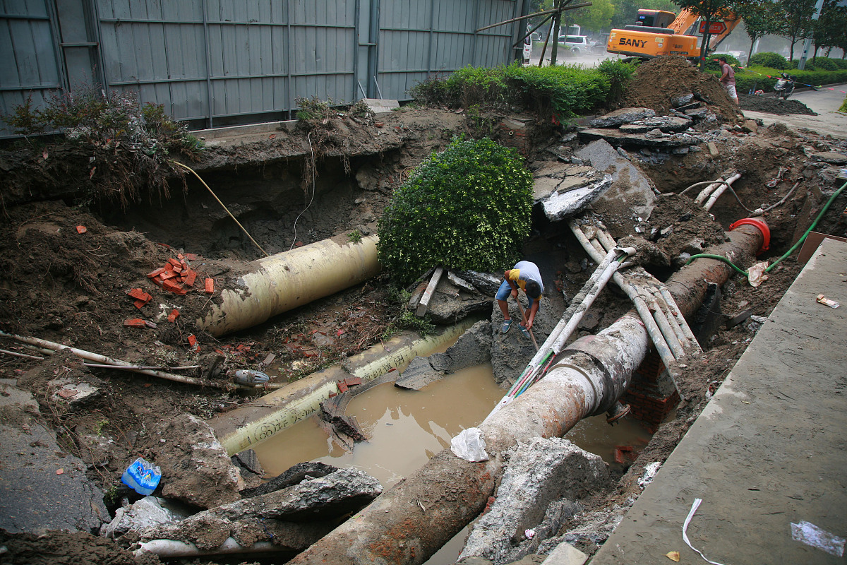 关于城市天然气管道泄漏的常见原因及治理策略的研究背景介绍写成一段话的形式不少于300字。