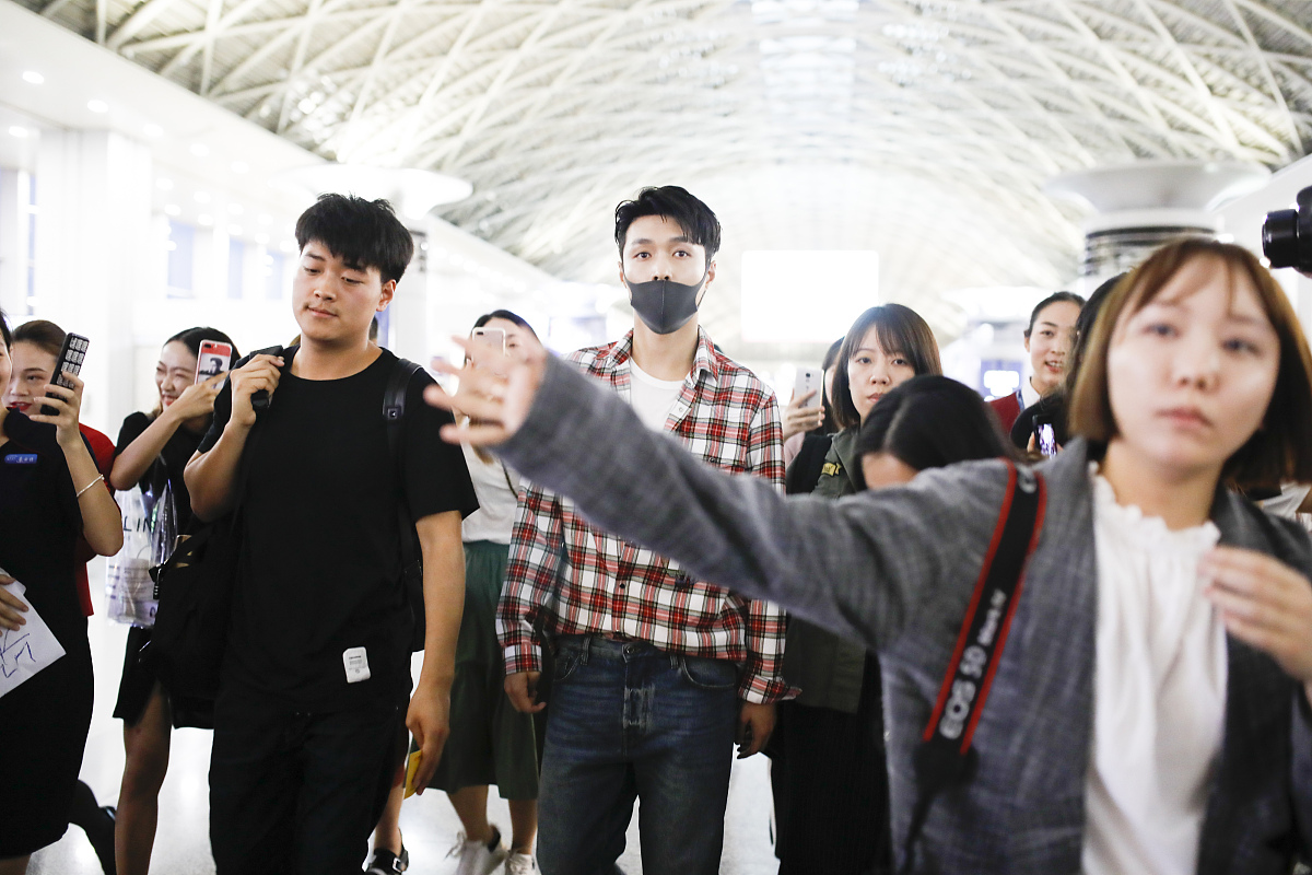 好友聚餐变二人世界，张艺兴曹雨臣诠释真友谊