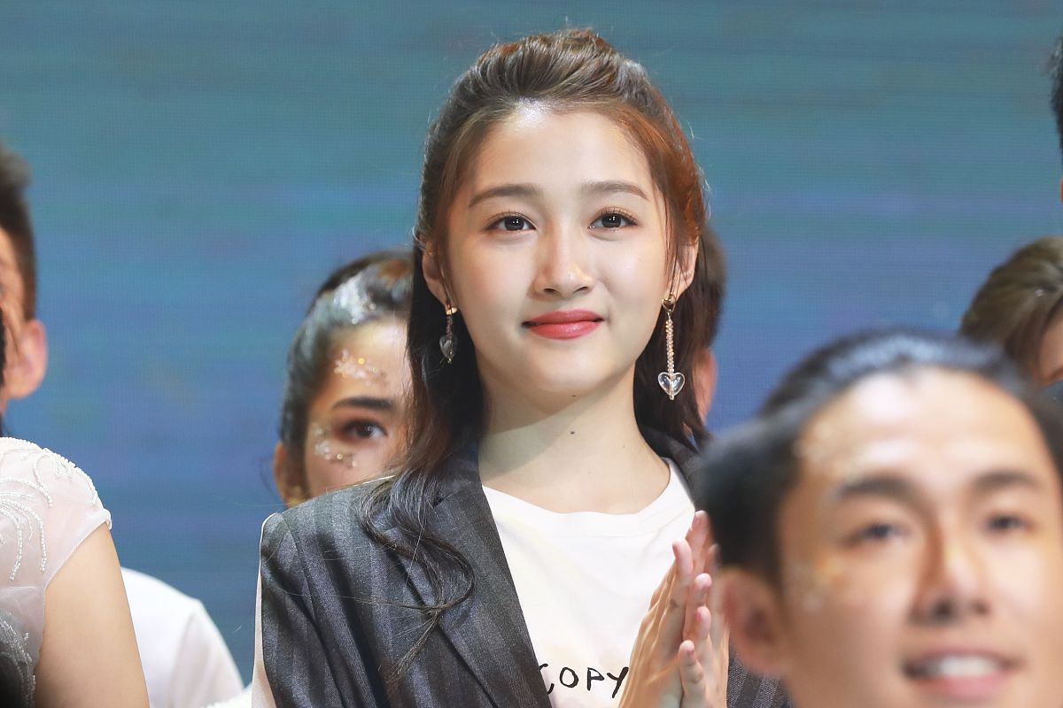 尤其是她的演技不同于小时候的可爱长大后的关晓彤演出来的感觉总有一种说不出来的尴尬。和鹿晗搭档的《甜蜜暴击》更是尬到让人扣脚。