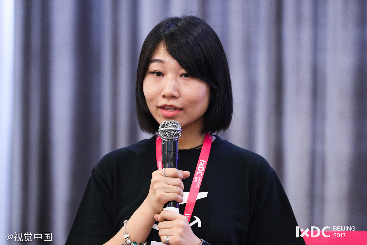 鄢老师以其感召力让我们这些00后的同学认识到当前世界的形势并让我们看到中国的变化。鉴于美国日益疯狂且无耻的行为鄢老师明确反对；对于一些对中国持悲观态度的言论鄢老师一一用中国的发展成就进行反驳；对于我们新一代的青年人鄢老师更是积极鼓励。我们青年一代应该通过自己的努力来建设自己的国家而不能相信西方的歪理邪说牛鬼蛇神比如LGBT以及极端的动保和环保我们应该坚决反对。在鄢老师的课堂上我对中国的发展更加自信