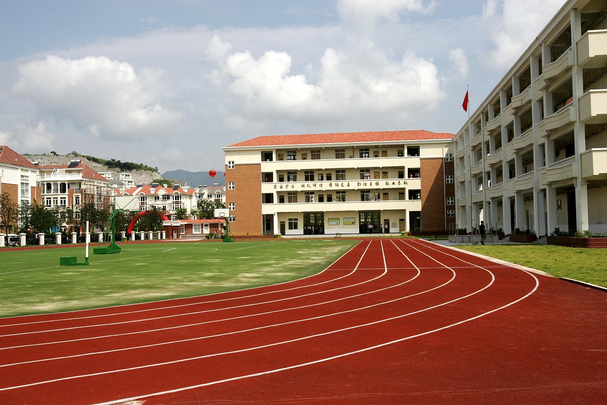 2008年8月29日,福州,日出东方小学占地13亩,校舍面积约4000平方米,并