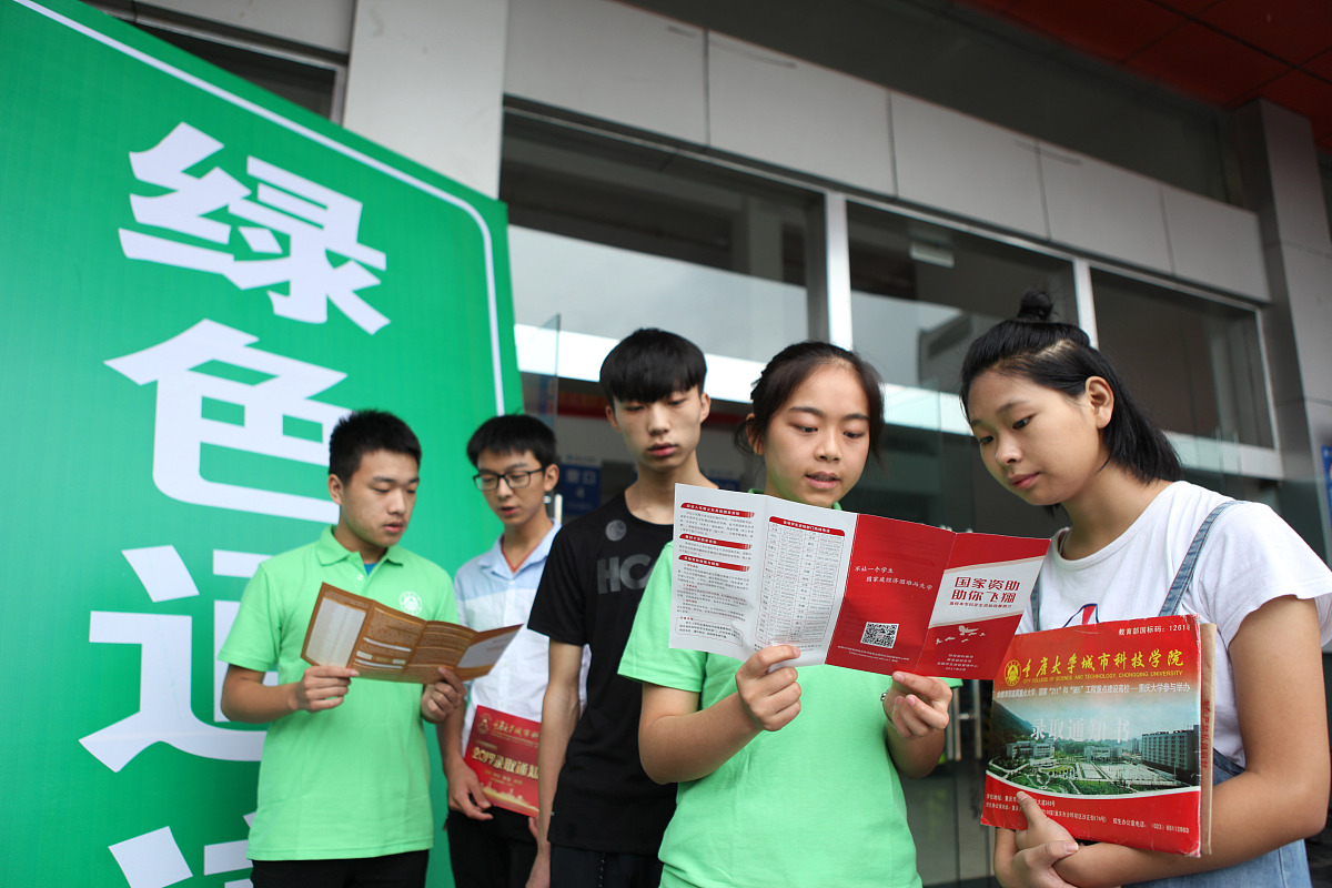 跟家长介绍国家对贫困学生的补助政策的过程