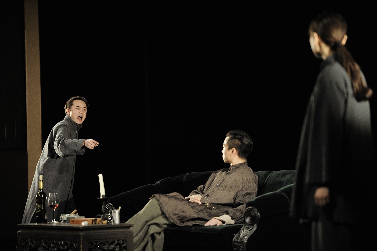 请你分析中国戏剧《雷雨》中周朴园具有哪些复杂的人性以及在文中表现在哪些方面并写一篇不少于600字的分析