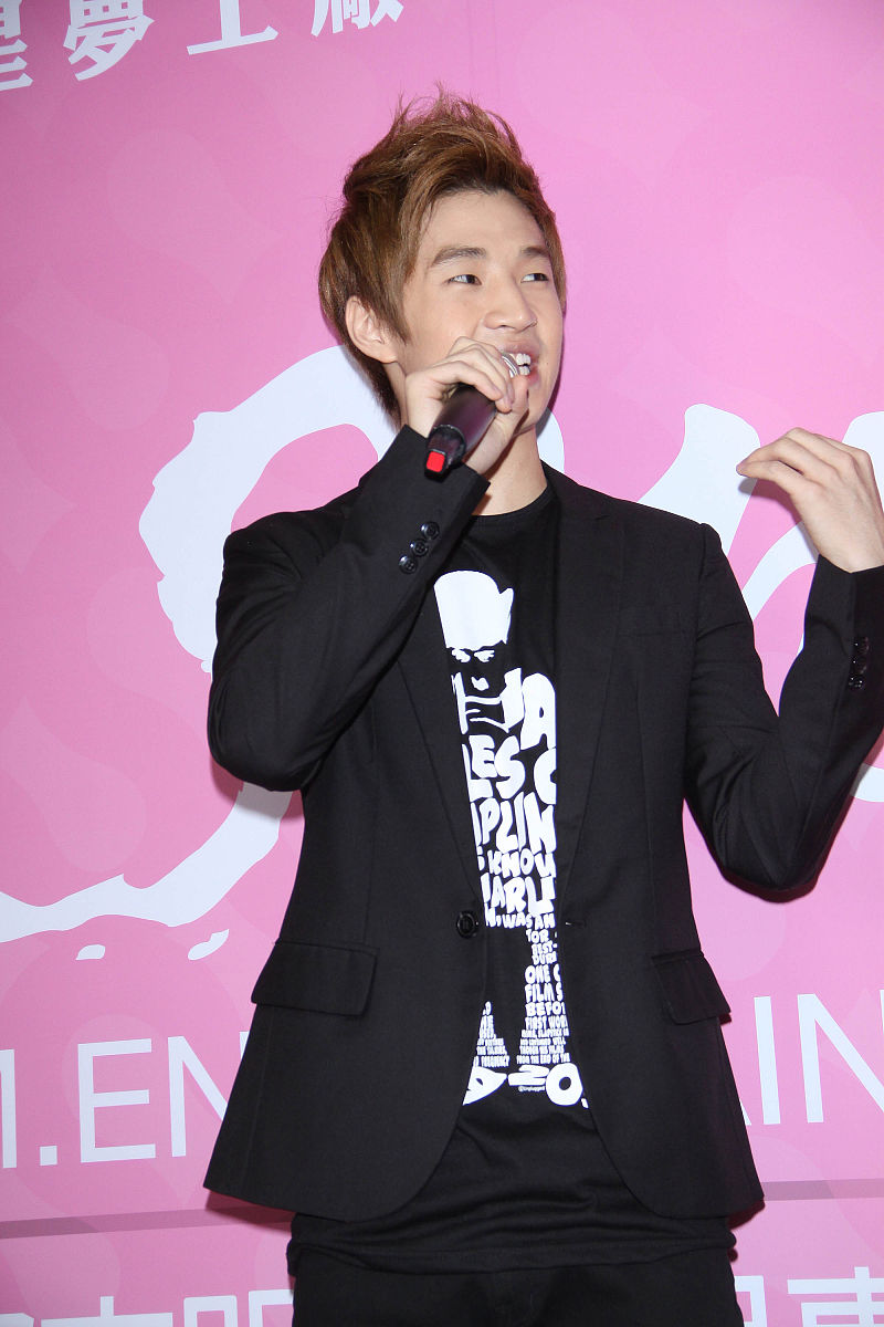 2011年7月8日,台北,"s.m.官方明星商品专门店"开业.super junior-m团