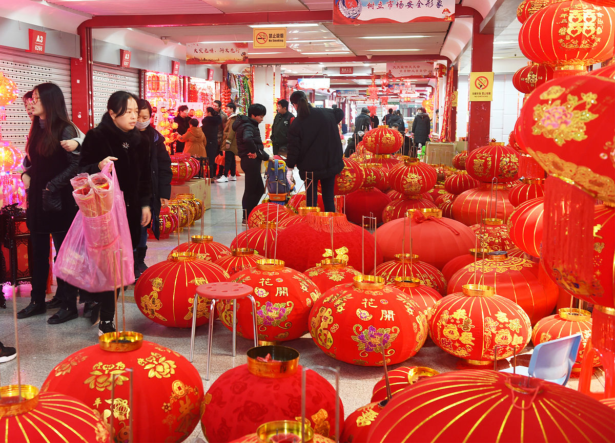 2020年1月15日,浙江金华,客商在义乌国际商贸城采购灯笼,福字,春联等