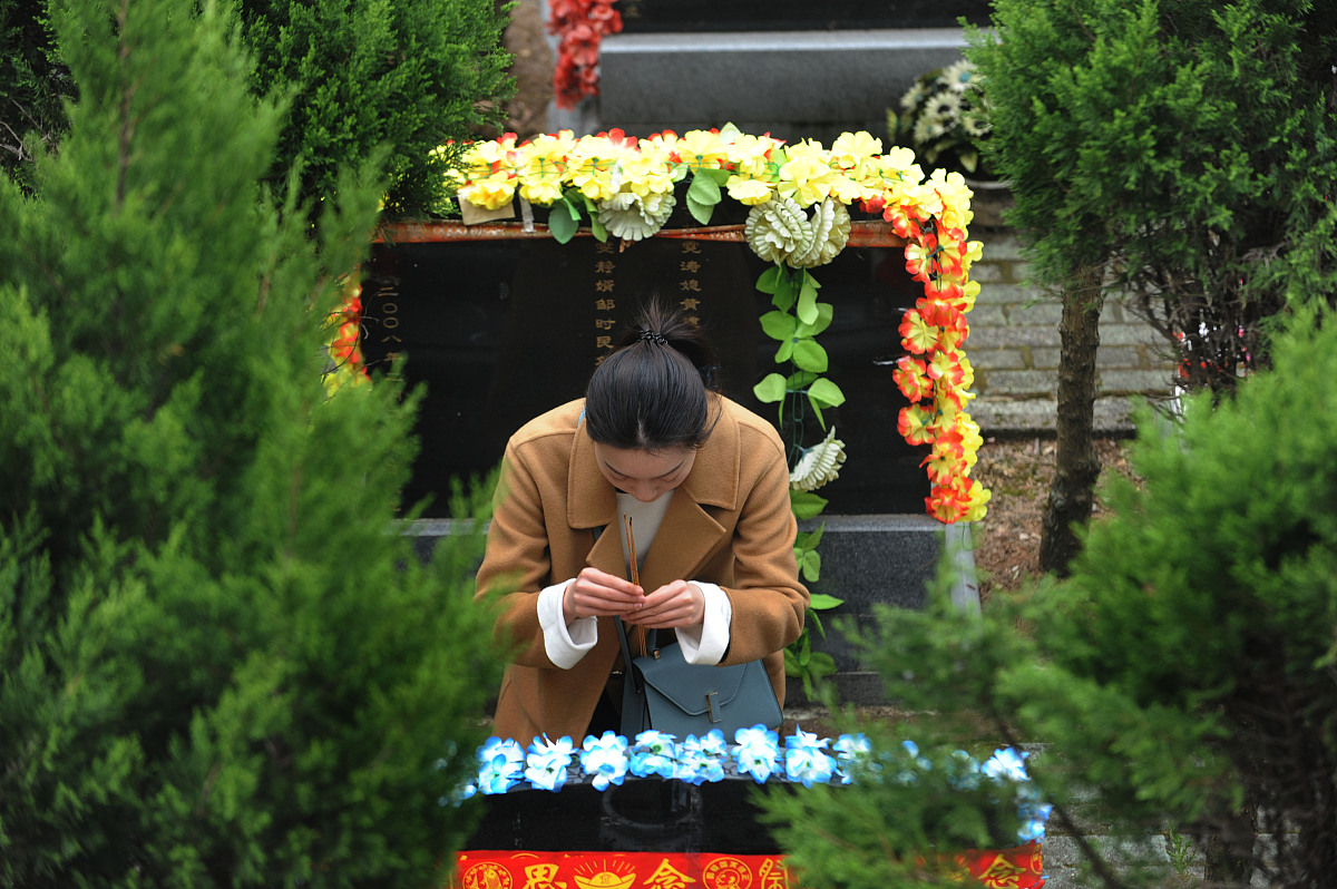 李立群老爷子清明节回乡扫墓遭拒：70岁老人盼落叶归根，却遇家人阻拦