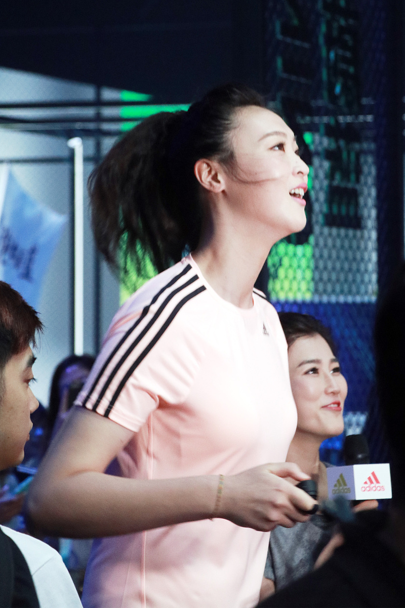 谁家美少女!惠若琪穿着粉嫩令人眼前一亮  全程甜笑不输"小kk"卡莉