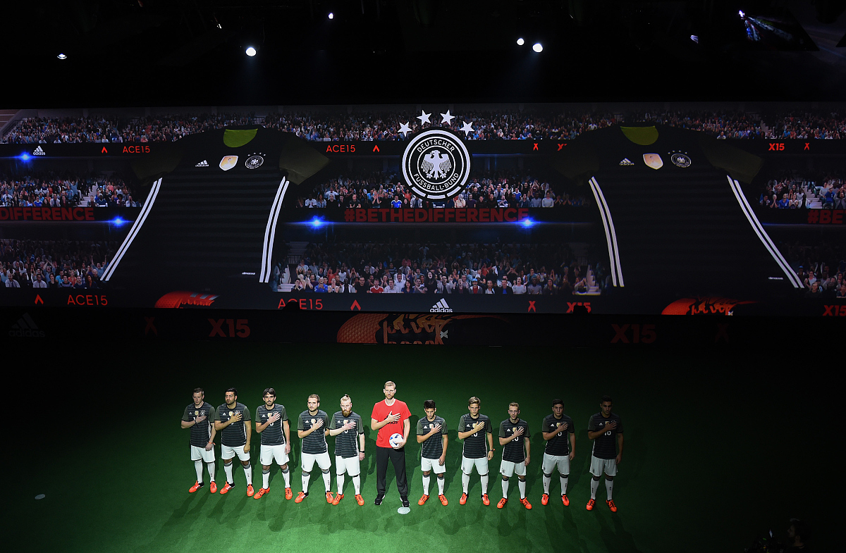 扮演一名网络编剧写一篇逆战助手app的介绍文关键词游戏助手游戏资料社交 连续两段