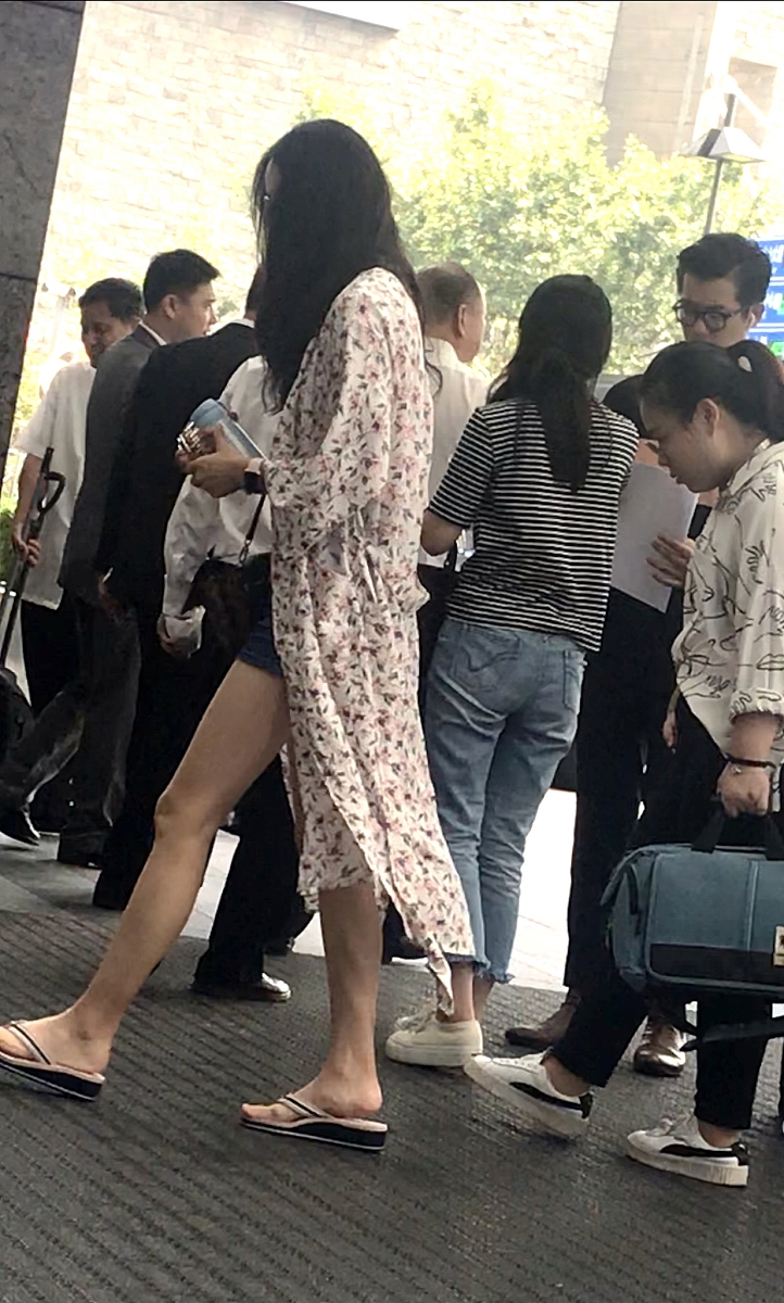 地铁偶遇美女，中年大叔的巧妙化解尴尬：一场意外的邂逅