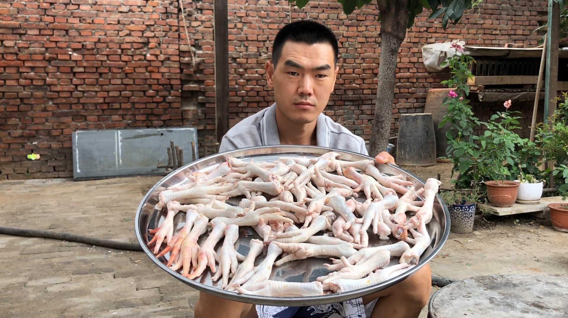 阿远买了一盆子鸡爪,先做个泡椒凤爪,再卤一小盘鸡爪,吃过瘾了