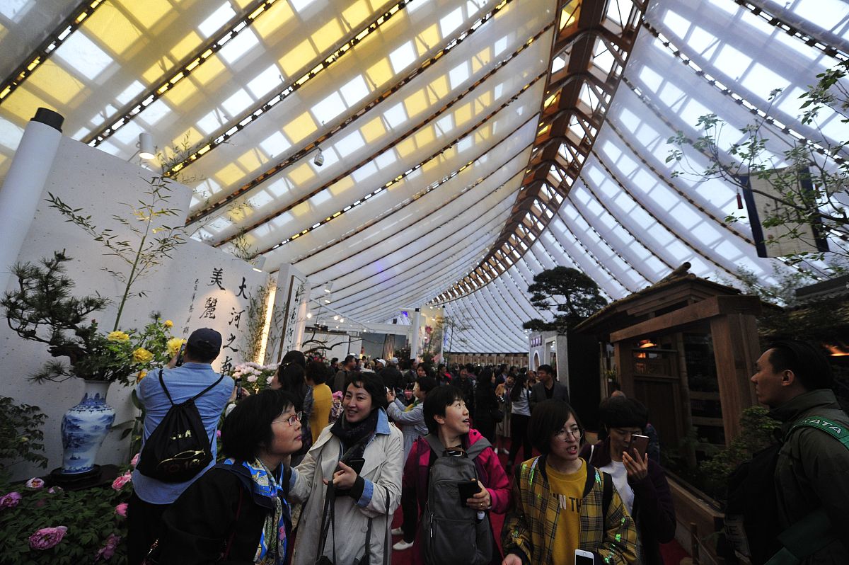 国外开世博园但是想去的人太多现场十分拥挤为了解决这一状况用西方左派或帮我用200字详细描述