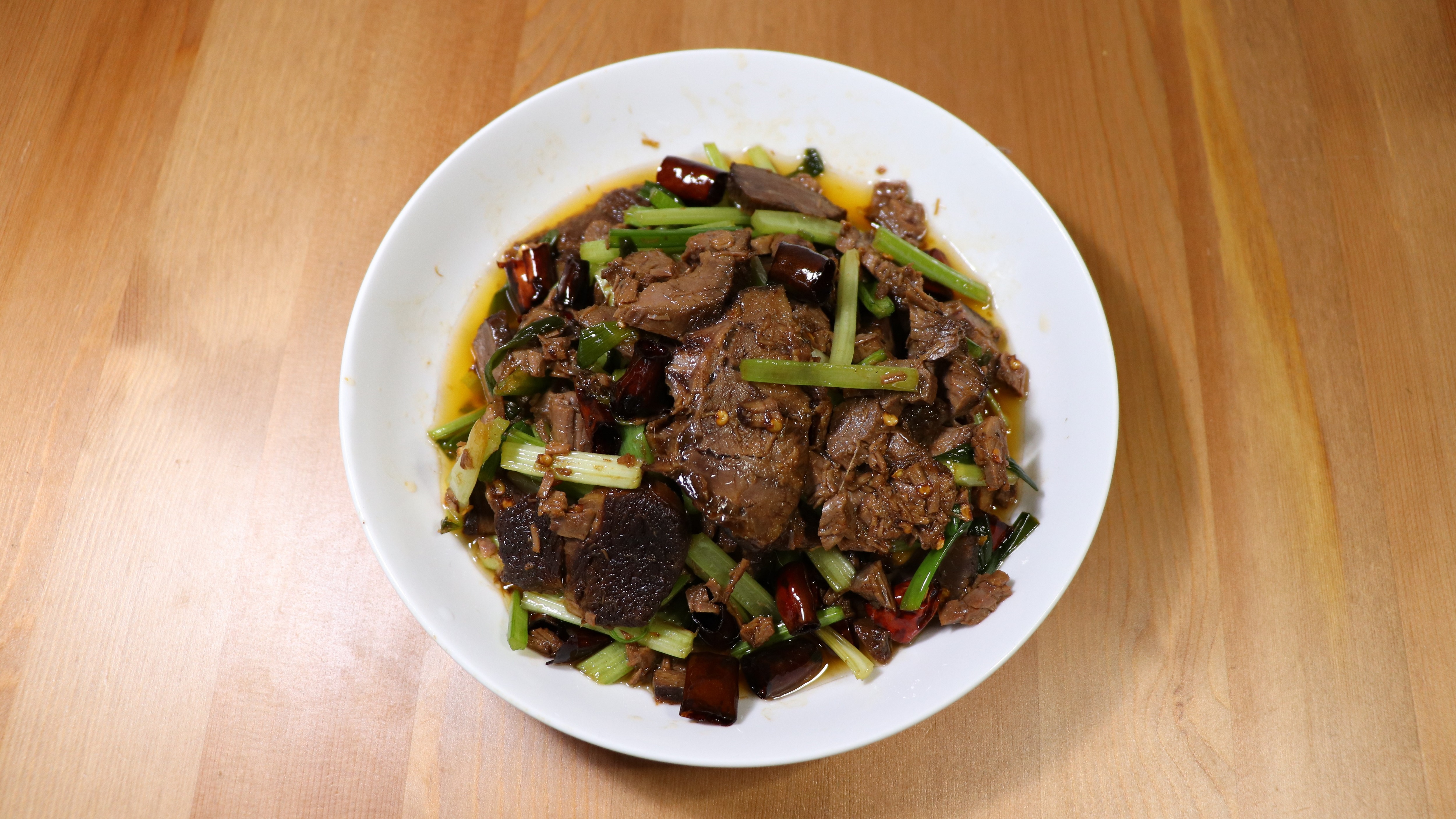 对酱牛肉进行二次加工,做成的一道凉拌菜,香拌牛肉