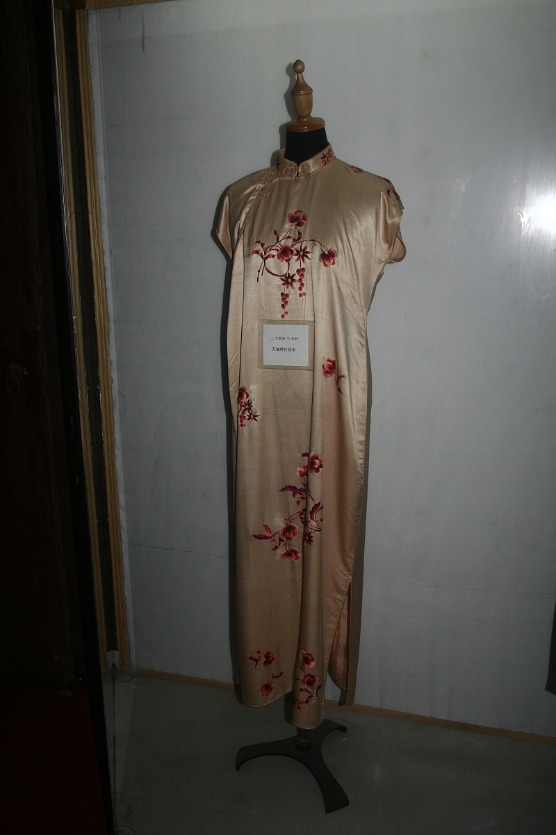 基于唐三彩女佣装饰艺术的女装设计图