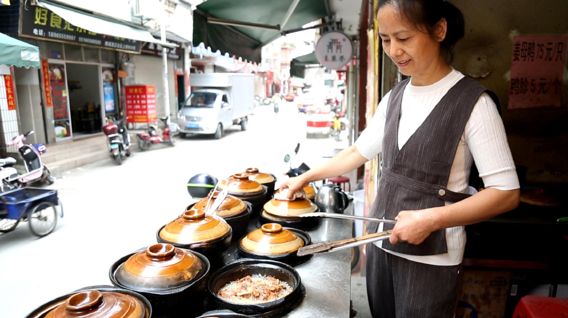 20口砂锅4张桌子,一锅砂锅75块,夫妻俩每天最少卖100锅,了不起