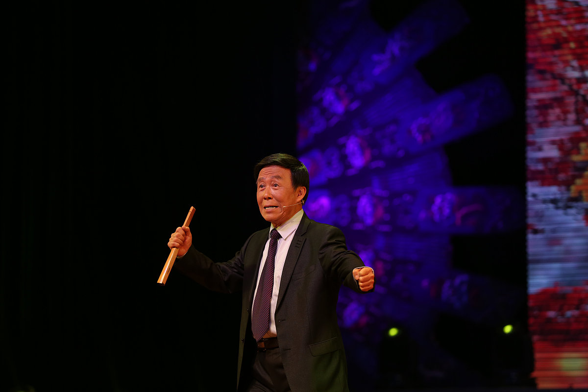 2015年10月30日,辽宁本溪,田连元先生从艺60周年暨中国曲协送欢笑走进