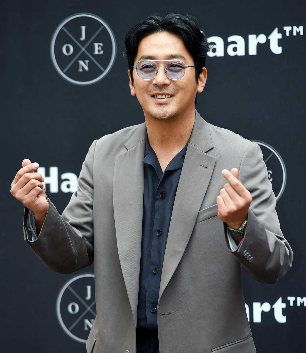 2018年4月6日,韩国首尔,明星出席某品牌宣传活动.***_***河正宇