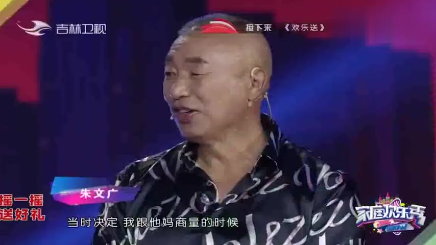 烧饼父子都热爱健身,烧饼是健身房派,饼爸别具一格是公园派的