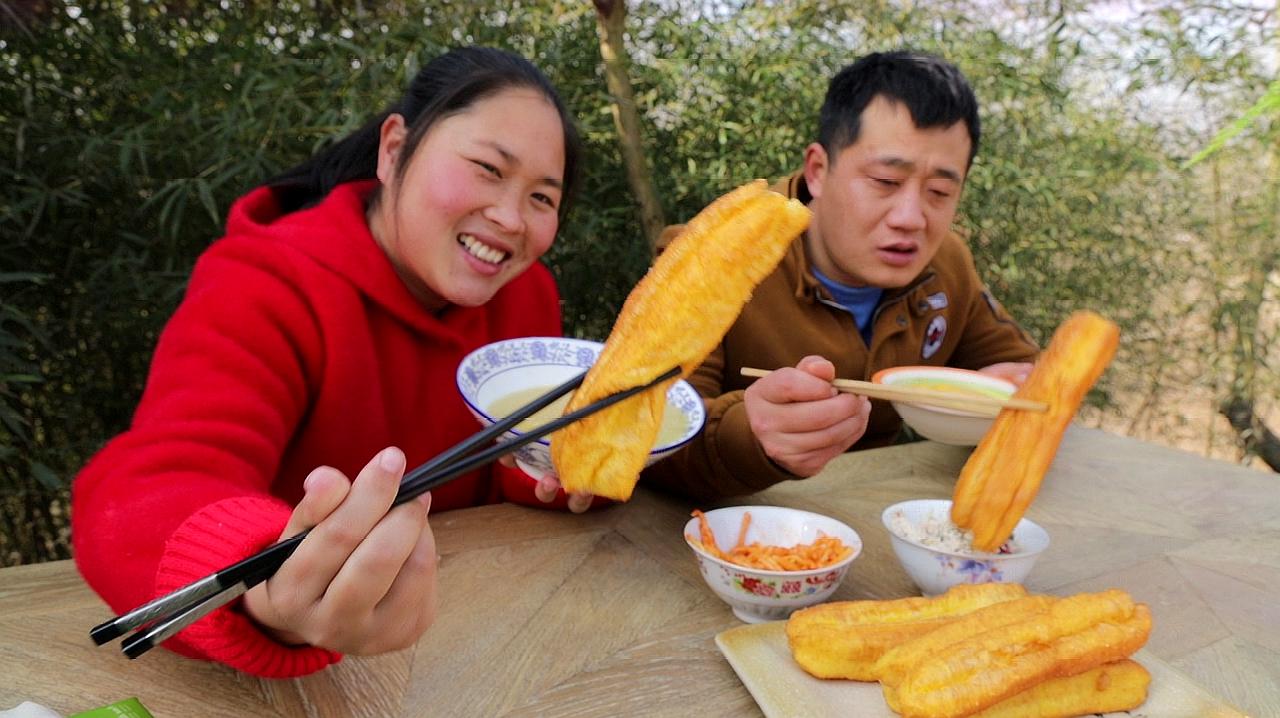 [图]油条怎么炸，才能又大又蓬松？胖妹掌握了诀窍，和老公2人吃过瘾