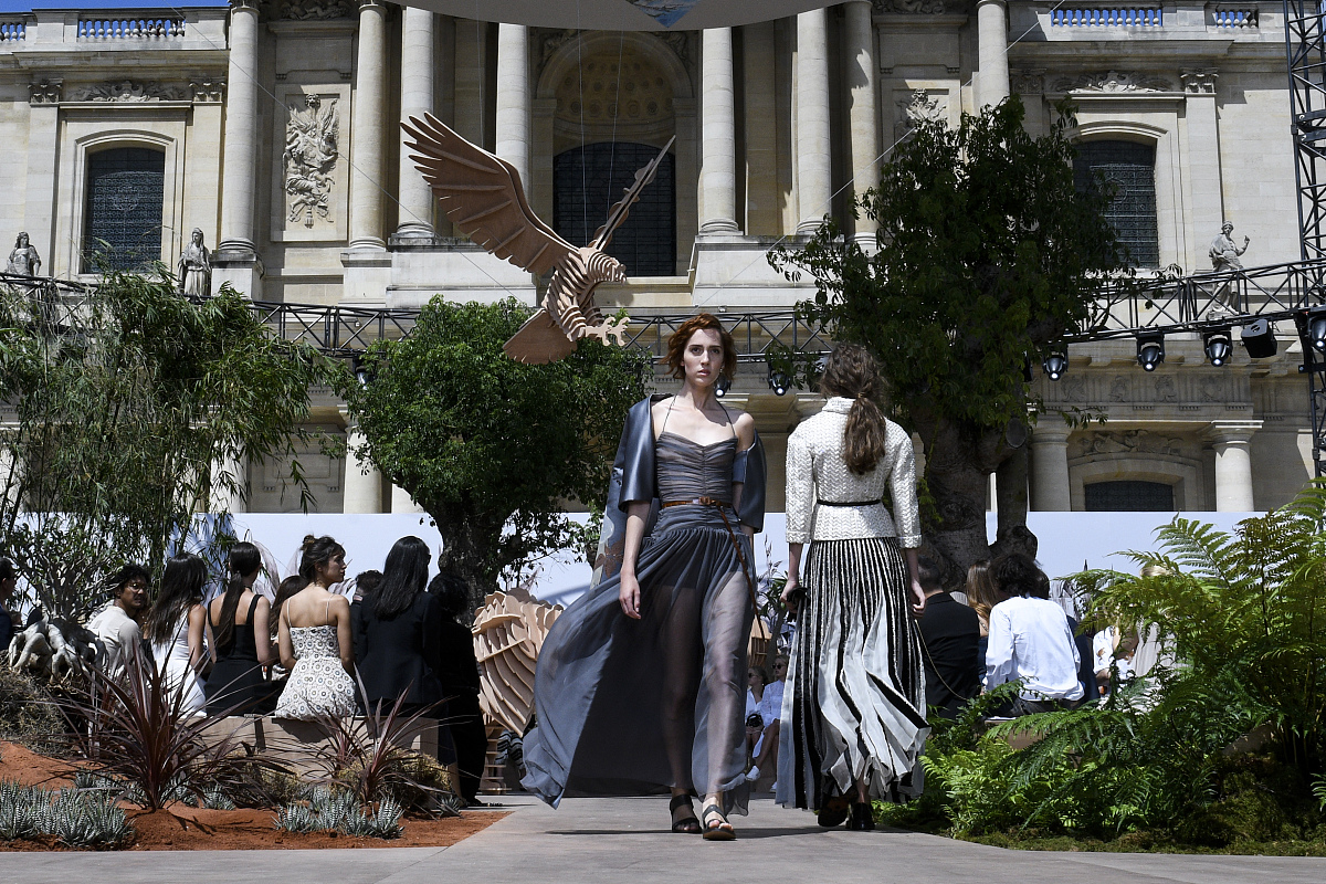 衣服上印着'Paris' 代表什么？ - 解析时尚背后的意义