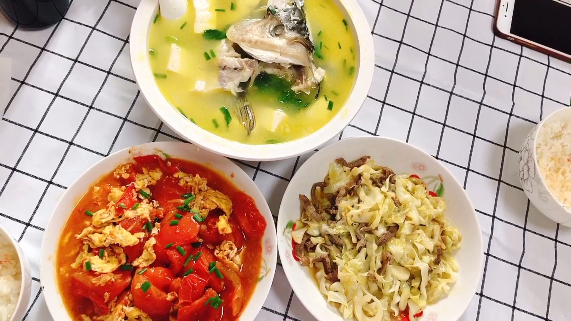 打卡9.26午餐:包菜肉丝,西红柿鸡蛋,鱼头豆腐汤