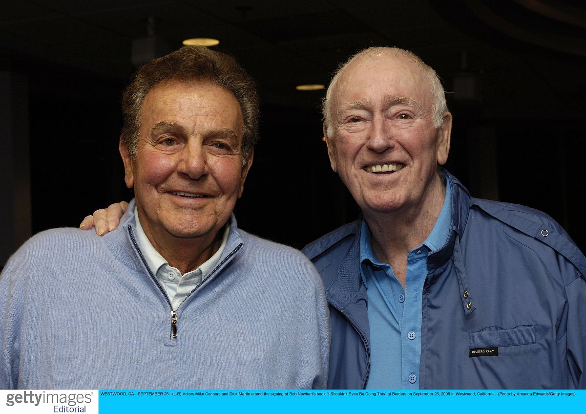 论文体翻译：华纳德—一个厌世奇才华纳德是纵横商界的奇才但没人知道他是个厌世者无所顾忌行事让他再也没有可以敬畏的存在。盖尔·华纳德他和洛克有类似的童年经历在思想上有共鸣在观点上有相同的认知。他看透现实心中装着自我的价值观爱憎分明但却只能一边鄙视着一边利用着。他自身就是矛盾的结合体。在选择与被选择之间总是左右摇摆现实决定了自我选择外在表现与内心思想总处在矛盾之中。TranslationHoward -